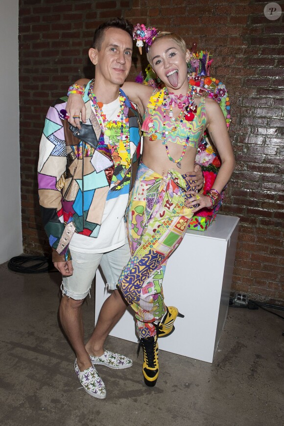 Jeremy Scott et Miley Cyrus lors du défilé printemps-été 2015 du créateur aux Milk Studios. New York, le 10 septembre 2014.