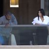 Kanye West et Kim Kardashian au balcon de leur chambre d'hôtel à Sydney. Le 11 septembre 2014.