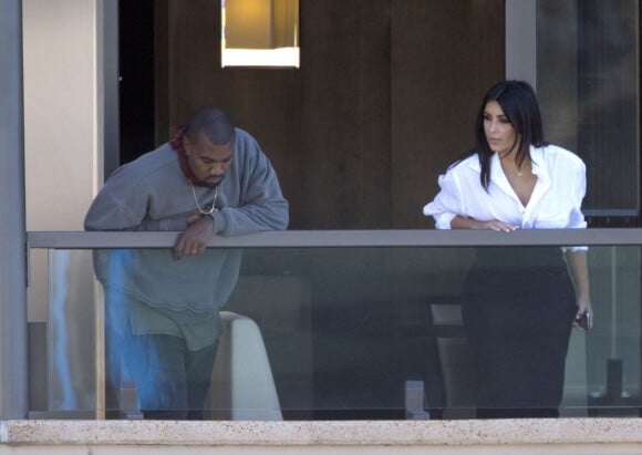 Kanye West et Kim Kardashian au balcon de leur chambre d'hôtel à Sydney. Le 11 septembre 2014.