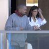 Kanye West et Kim Kardashian admirent la vue du balcon de leur chambre d'hôtel à Sydney. Le 11 septembre 2014.