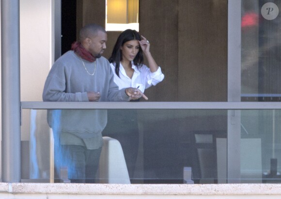 Kanye West et Kim Kardashian admirent la vue du balcon de leur chambre d'hôtel à Sydney. Le 11 septembre 2014.