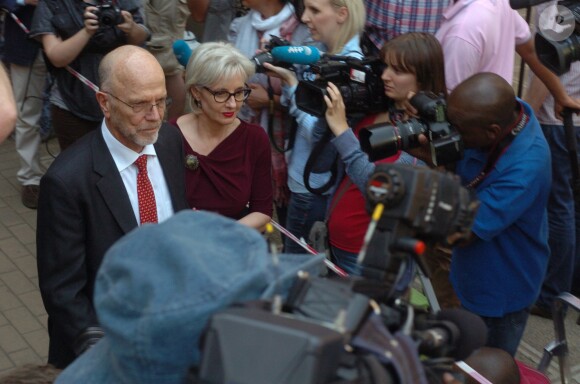 Les parents d'Oscar Pistorius à la sortie de la North Gauteng High Court de Pretoria le 12 septembre 2014
