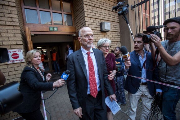 Arnold et Loïs Pistorius à la sortie de la North Gauteng High Court de Pretoria le 12 septembre 2014