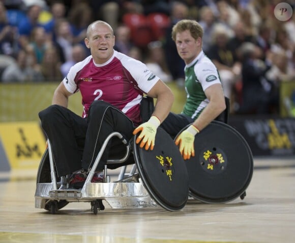 Mike Tindall et le prince Harry lors de leur match exhibition de rugby en fauteuil roulant lors des Invictus Games, le 12 septembre 2014 à la Copperbox Arena, à Londres.