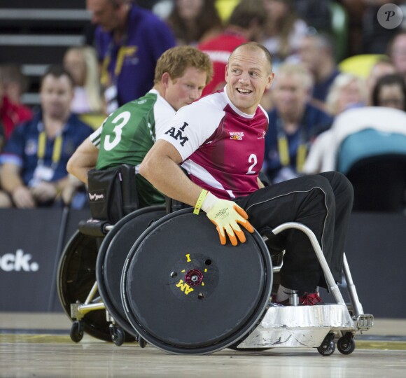 Mike Tindall et le prince Harry lors de leur match exhibition de rugby en fauteuil roulant lors des Invictus Games, le 12 septembre 2014 à la Copperbox Arena, à Londres.
