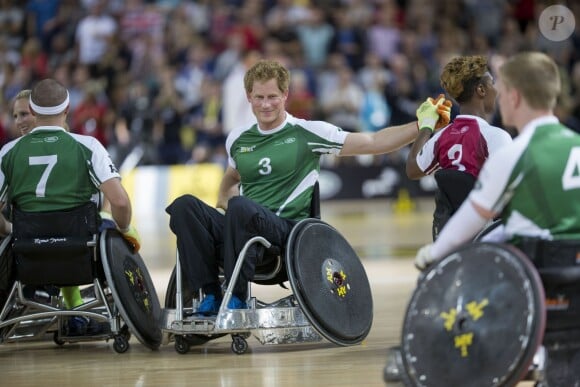 Le prince Harry, Mike Tindall et sa femme Zara Phillips jouent au rugby en fauteuil roulant sous les yeux de James Middleton, Pippa Middleton, Autumn Phillips et Peter Phillips lors des Invictus Games à Londres, le 12 septembre 2014.  12 September 2014 - James Middleton, Pippa Middleton, Autumn Phillips and Peter Phillips watching the wheelchair rugby where Prince Harry, Zara Tindall and Mike Tindall were taking part at the Invictus Games, Queen Elizabeth Olympic Park, London.12/09/2014 - Londres