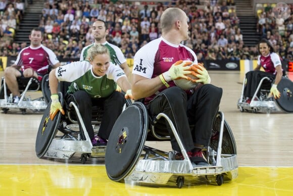 Zara Phillips et son mari Mike Tindall à la lutte lors de leur match exhibition de rugby en fauteuil roulant lors des Invictus Games, le 12 septembre 2014 à la Copperbox Arena, à Londres.