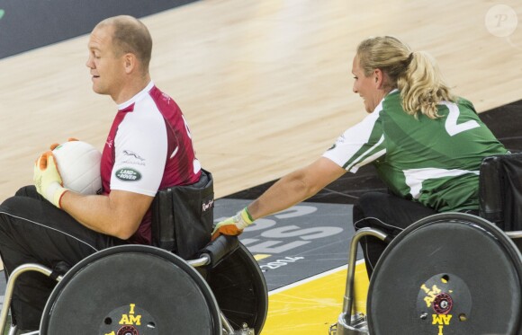 Zara Phillips et son mari Mike Tindall à la lutte lors de leur match exhibition de rugby en fauteuil roulant lors des Invictus Games, le 12 septembre 2014 à la Copperbox Arena, à Londres.