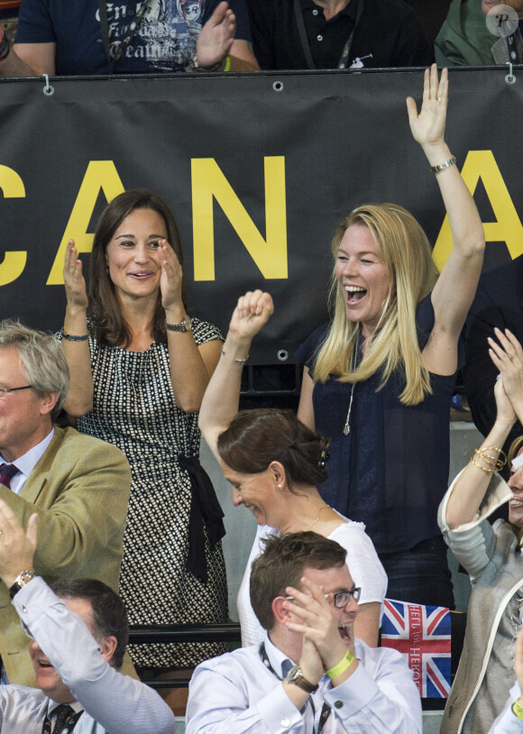 Le prince Harry, Mike Tindall et sa femme Zara Phillips jouent au rugby en fauteuil roulant sous les yeux de James Middleton, Pippa Middleton, Autumn Phillips et Peter Phillips lors des Invictus Games à Londres, le 12 septembre 2014.  12 September 2014 - James Middleton, Pippa Middleton, Autumn Phillips and Peter Phillips watching the wheelchair rugby where Prince Harry, Zara Tindall and Mike Tindall were taking part at the Invictus Games, Queen Elizabeth Olympic Park, London.12/09/2014 - Londres