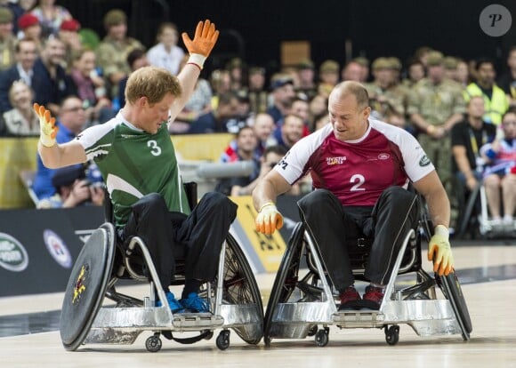 Le prince Harry et Mike Tindall à la lutte lors de leur match exhibition de rugby en fauteuil roulant lors des Invictus Games, le 12 septembre 2014 à la Copperbox Arena, à Londres.