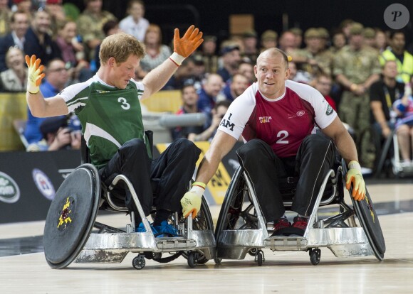 Le prince Harry et Mike Tindall à la lutte lors de leur match exhibition de rugby en fauteuil roulant lors des Invictus Games, le 12 septembre 2014 à la Copperbox Arena, à Londres.