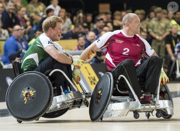 Le prince Harry et Mike Tindall à la lutte lors de leur match exhibition de rugby en fauteuil roulant lors des Invictus Games, le 12 septembre 2014 à la Copperbox Arena, à Londres.
