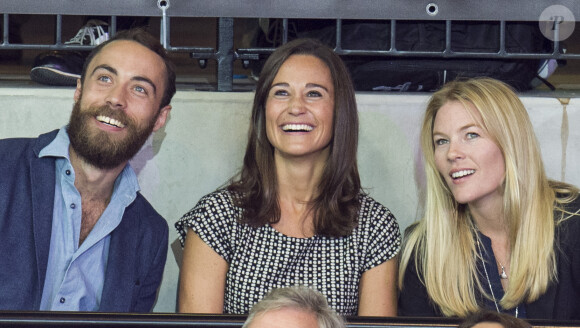 Pippa Middleton, son frère James ainsi que Peter et Autumn Phillips étaient réunis pour regarder le prince Harry, Zara Phillips et Mike Tindall lors de leur match exhibition de rugby en fauteuil roulant lors des Invictus Games, le 12 septembre 2014 à la Copperbox Arena, à Londres.