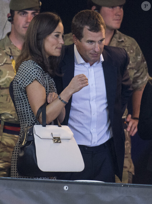 Pippa Middleton, son frère James ainsi que Peter et Autumn Phillips étaient réunis pour regarder le prince Harry, Zara Phillips et Mike Tindall lors de leur match exhibition de rugby en fauteuil roulant lors des Invictus Games, le 12 septembre 2014 à la Copperbox Arena, à Londres.
