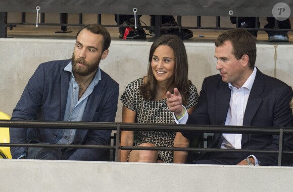 Pippa Middleton, son frère James ainsi que Peter et Autumn Phillips étaient réunis pour regarder le prince Harry, Zara Phillips et Mike Tindall lors de leur match exhibition de rugby en fauteuil roulant lors des Invictus Games, le 12 septembre 2014 à la Copperbox Arena, à Londres.