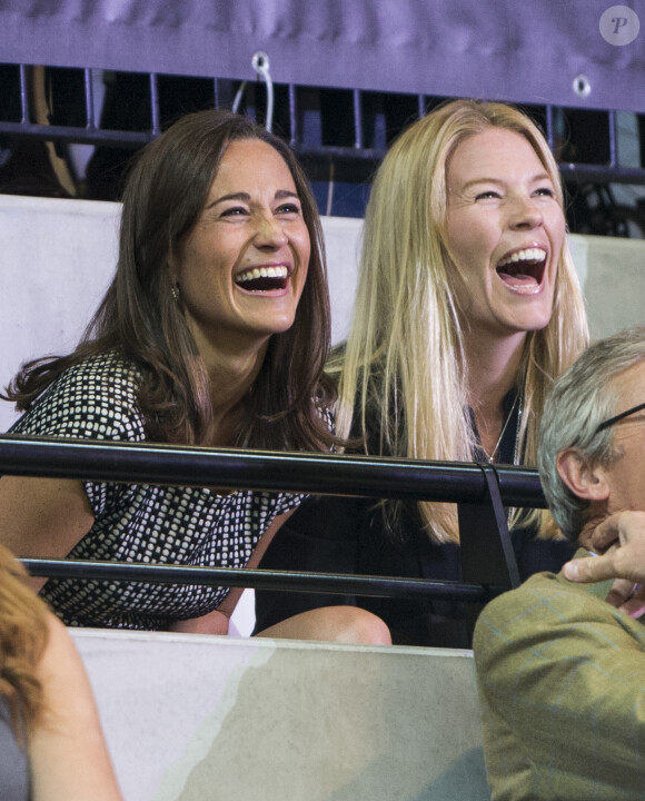 Pippa Middleton, son frère James ainsi que Peter et Autumn Phillips étaient réunis pour regarder le prince Harry, Zara Phillips et Mike Tindall lors de leur match exhibition de rugby en fauteuil roulant lors des Invictus Games, le 12 septembre 2014 à la Copperbox Arena, à Londres.