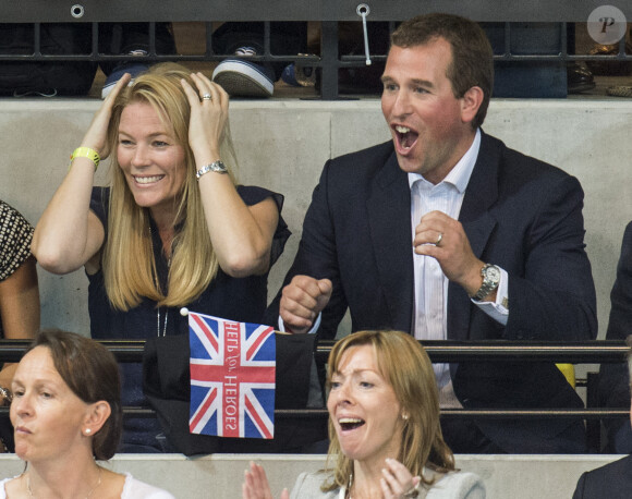 Au côté de sa femme Autumn, Peter Phillips n'était pas le dernier à vibrer devant le prince Harry, Zara Phillips et Mike Tindall lors de leur match exhibition de rugby en fauteuil roulant lors des Invictus Games, le 12 septembre 2014 à la Copperbox Arena, à Londres.