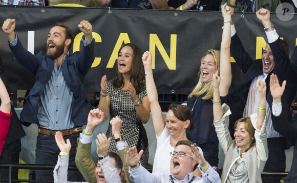 James et Pippa Middleton et Autumn et Peter Phillips explosent de joie : le prince Harry vient d'inscrire un essai lors d'un match exhibition de rugby en fauteuil roulant pendant les Invictus Games, le 12 septembre 2014 à la Copperbox Arena, à Londres.
