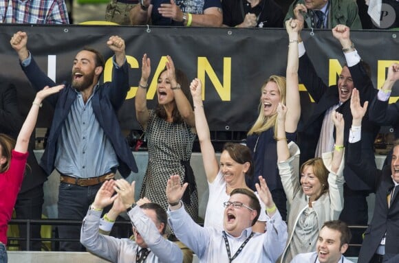 James et Pippa Middleton et Autumn et Peter Phillips explosent de joie : le prince Harry vient d'inscrire un essai lors d'un match exhibition de rugby en fauteuil roulant pendant les Invictus Games, le 12 septembre 2014 à la Copperbox Arena, à Londres.