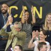 James et Pippa Middleton et Autumn et Peter Phillips explosent de joie : le prince Harry vient d'inscrire un essai lors d'un match exhibition de rugby en fauteuil roulant pendant les Invictus Games, le 12 septembre 2014 à la Copperbox Arena, à Londres.