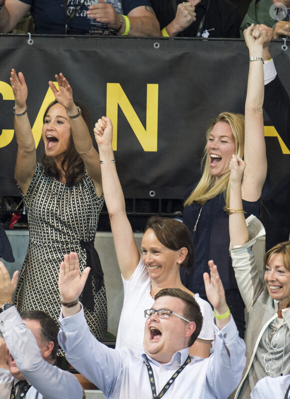 Pippa Middleton et Autumn Phillips en transe en regardant le prince Harry, Zara Phillips et Mike Tindall lors de leur match exhibition de rugby en fauteuil roulant lors des Invictus Games, le 12 septembre 2014 à la Copperbox Arena, à Londres.
