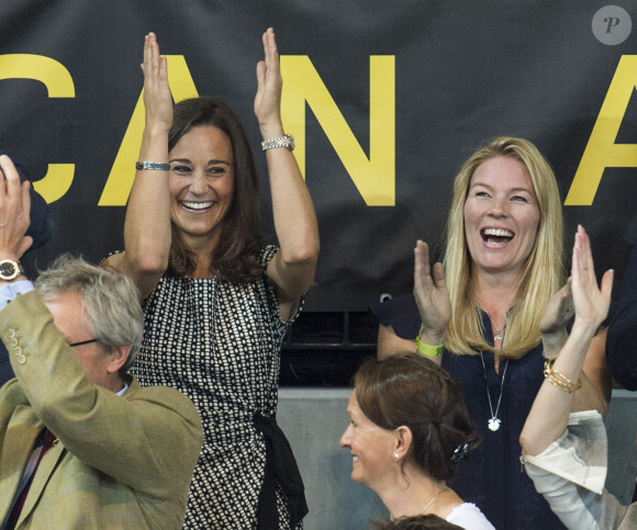 Pippa Middleton et Autumn Phillips en transe en regardant le prince Harry, Zara Phillips et Mike Tindall lors de leur match exhibition de rugby en fauteuil roulant lors des Invictus Games, le 12 septembre 2014 à la Copperbox Arena, à Londres.