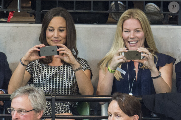 Pippa Middleton et Autumn Phillips immortalisent le prince Harry, Zara Phillips et Mike Tindall lors de leur match exhibition de rugby en fauteuil roulant lors des Invictus Games, le 12 septembre 2014 à la Copperbox Arena, à Londres.
