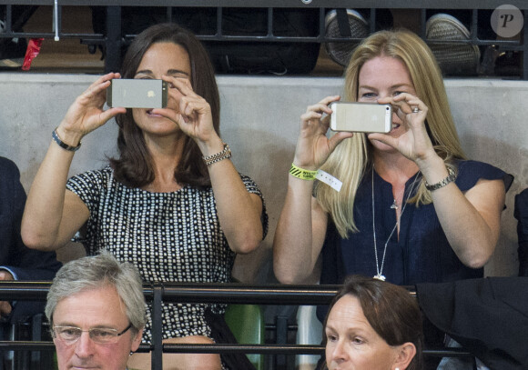 Pippa Middleton et Autumn Phillips immortalisent le prince Harry, Zara Phillips et Mike Tindall lors de leur match exhibition de rugby en fauteuil roulant lors des Invictus Games, le 12 septembre 2014 à la Copperbox Arena, à Londres.