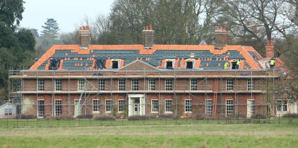 Anmer Hall en travaux, à Sandringham dans le Norfolk : la maison offerte au prince William et à Kate Middleton par Elizabeth II. Le duc et la duchesse de Cambridge auraient prévu de s'y installer durablement avant et après la naissance, début 2015, de leur second enfant.