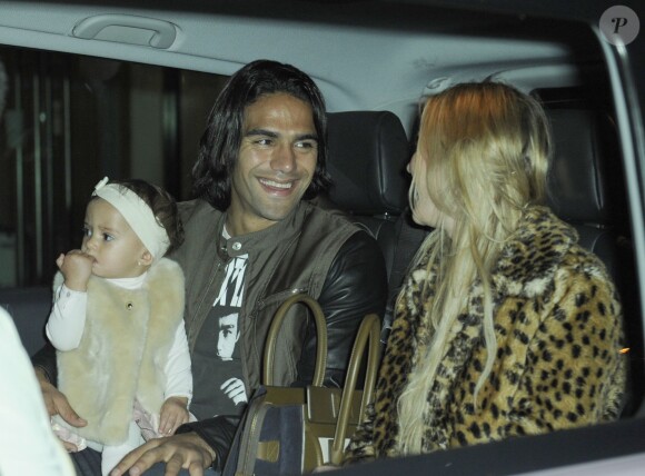 Radamel Falcao est allé au restaurant avec sa femme Lorelei Taron et leur bébé Dominique pour fêter la victoire de Manchester United à Manchester, le 14 septembre 2014. 