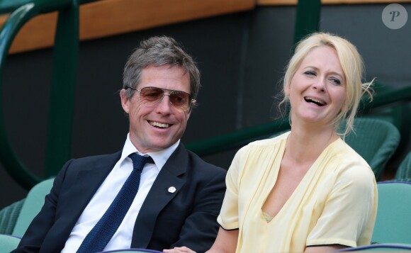 Hugh Grant et une amie lors du tournoi de Wimbledon à Lodnres le 2 juillet 2014