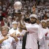 Greg Oden avec le trophée qui récompense la meilleure équipe de la conférence Est de la NBA, après le match 6 du Heat de Miami face aux Pacers de l'Indiana à l'American Airlines Arena de Miami le 30 mai 2014