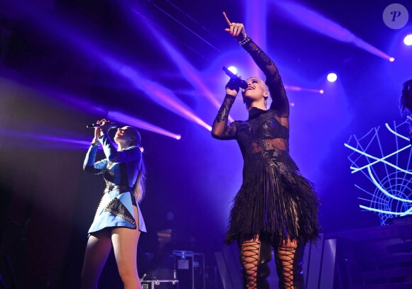 Iggy Azelea et Rita Ora interprètent leur single Black Widow lors du concert d'Uggy au Shepherds Bush Empire. Londres, le 17 septembre 2014.