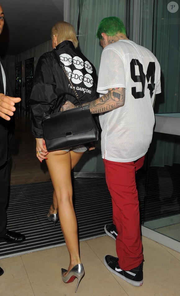 Rita Ora et Ricky Hilfiger rentrent à l'hôtel au Sanderson, après le concert de la chanteuse au Box. Londres, le 17 septembre 2014.