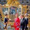 Le roi Willem-Alexander et la reine Maxima des Pays-Bas, en robe Valentino, arrivent au Parlement à La Haye pour le Prinsjesdag, la cérémonie d'ouverture de l'année parlementaire, le 16 septembre 2014