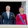 Le roi Willem-Alexander et la reine Maxima des Pays-Bas, en robe Valentino et chapeau Fabienne Delvigne, au balcon du palais Noordeinde à La Haye lors du Prinsjesdag, l'inauguration de l'année parlementaire, le 16 septembre 2014.