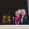 Le roi Willem-Alexander et la reine Maxima des Pays-Bas, en robe Valentino et chapeau Fabienne Delvigne, au balcon du palais Noordeinde à La Haye lors du Prinsjesdag, l'inauguration de l'année parlementaire, le 16 septembre 2014.