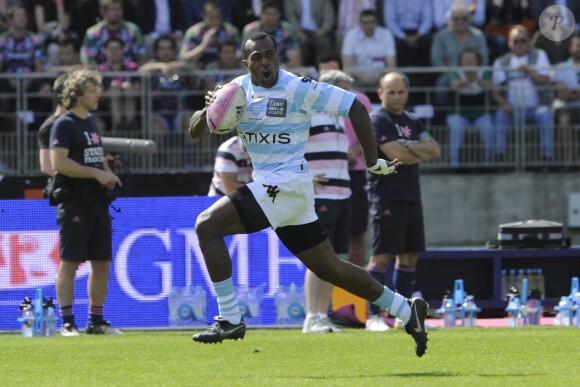 Sireli Bobo scores lors du match entre le Stade Français et le Racing Métro 92 au stade Charléty à Paris, le 7 mai 2011