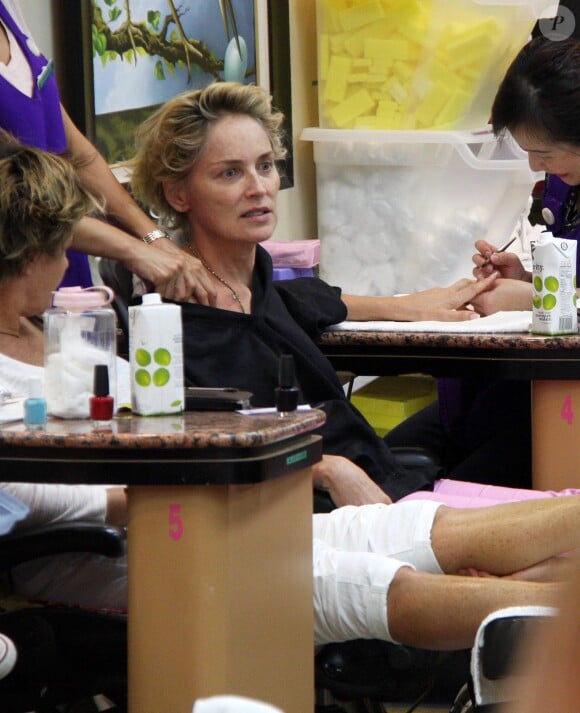 Sharon Stone dans un salon de manucure à Beverly Hills, le 19 septembre 2014.