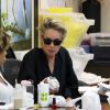 Sharon Stone dans un salon de manucure à Beverly Hills, le 19 septembre 2014.