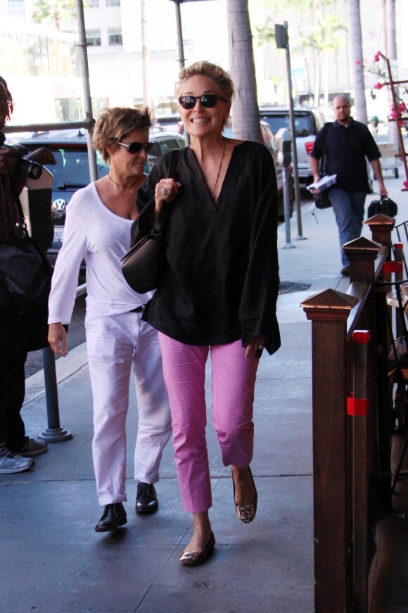 Sharon Stone va déjeuner chez Judi's Deli avec une amie puis se rend dans un salon de manucure à Beverly Hills, le 19 septembre 2014.