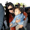 Kim Kardashian et sa fille North West arrivent à l'aéroport LAX. Los Angeles, le 22 septembre 2014.
