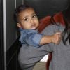 North West, 1 an, arrive à l'aéroport LAX dans les bras de sa mère, Kim Kardashian. Los Angeles, le 22 septembre 2014.