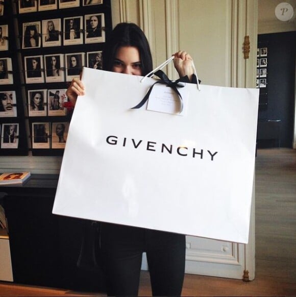 Kendall Jenner, arrivée à Paris et gâtée par la maison Givenchy. Le 23 septembre 2014.