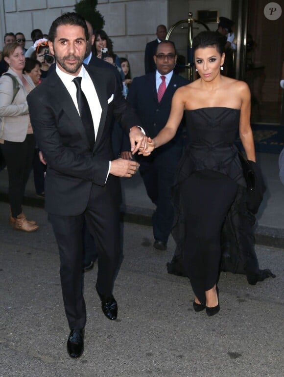 Eva Longoria et son compagnon José Antonio Baston sortent de l'hôtel Ritz Carlton à New York, le 23 septembre 2014.