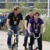 Le prince Harry fait du vélo au Lee Valley Velo Park lors des Invictus Games à Londres, le 13 septembre 2014.