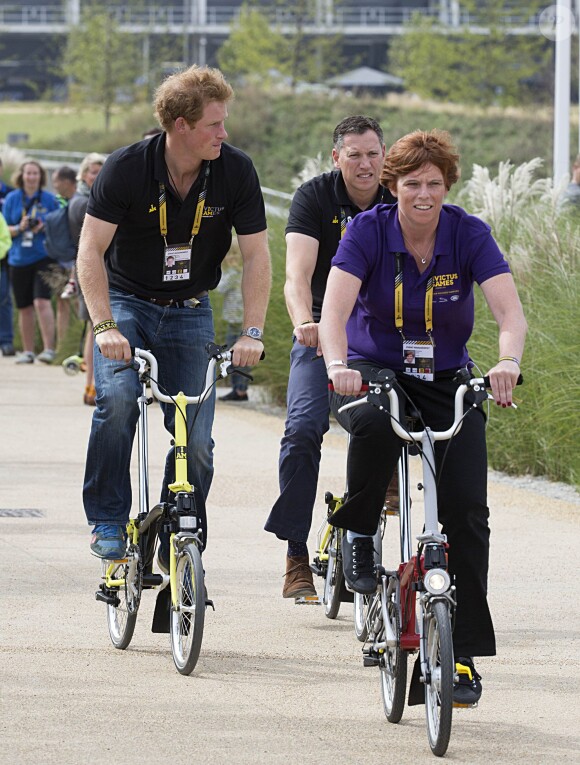 Le prince Harry fait du vélo au Lee Valley Velo Park lors des Invictus Games à Londres, le 13 septembre 2014.