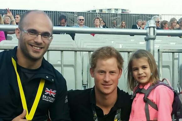Le prince Harry avec la famille de la petite Isabelle Nixon, qu'il a prise sur ses épaules pendant le concert des Foo Fighters lors de la clôture des Invictus Games, le 14 septembre 2014 à Londres.
