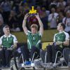 Le prince Harry soulevant un trophée des Invictus Games lors d'une démonstration de rugby en fauteuil roulant le 12 septembre 2014
