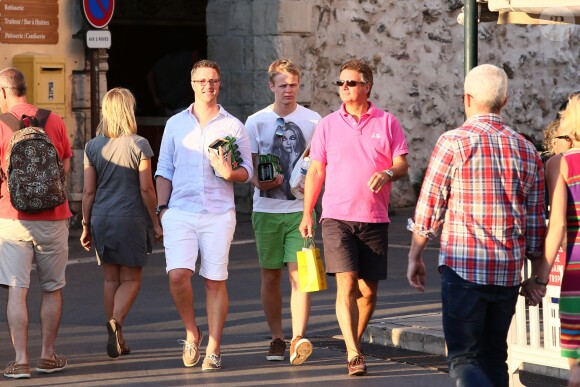 Ralf Schumacher dans les rues de Saint-Tropez avec son épouse et ses amis, le 21 août 2014